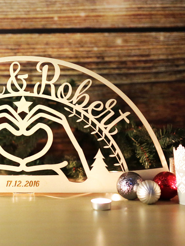 Herzhände Schwibbogen mit Wunschnamen & Datum